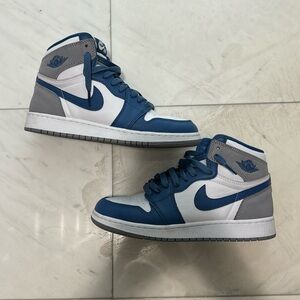 YOUTH SIZE 6.5 WOMAN 8 JORDAN MID TOP